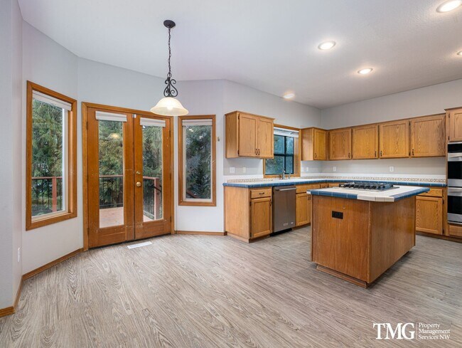 Building Photo - Grand 5+ Bedroom Home in Desirable Garden Home- Raleigh Hills Location with 2800 Sq Ft!