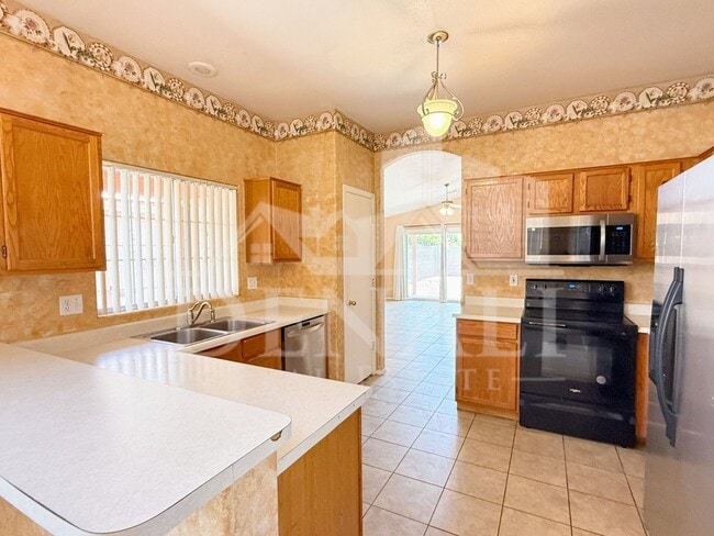 Building Photo - 5061 W Glenview Pl