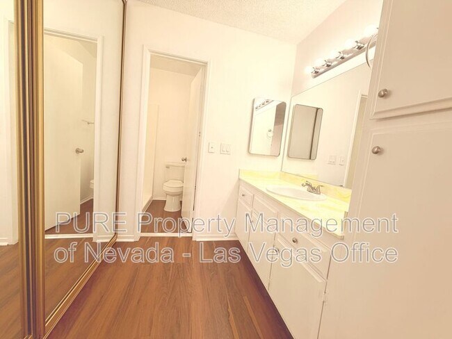 Building Photo - 1405 E Vegas Valley Dr
