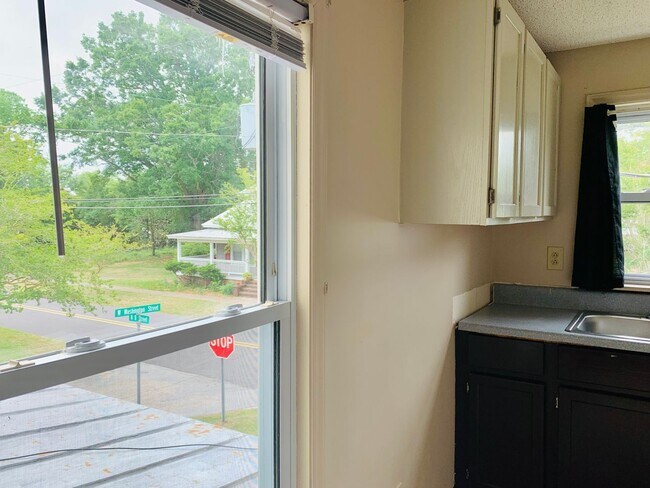 Building Photo - 802 N B St