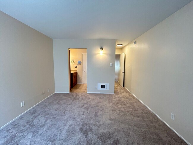 Building Photo - Large One Bedroom Condo at The Lakes!