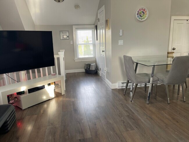 Building Photo - 40 Scofield Ave