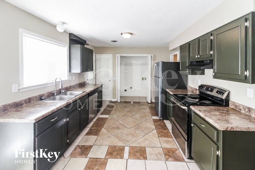 Building Photo - 5979 Rosewind Cir W