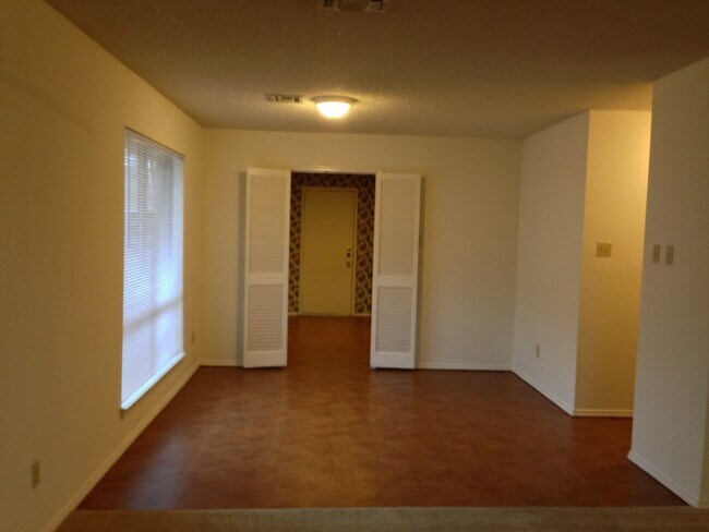 Building Photo - 5801 Roxanne Dr