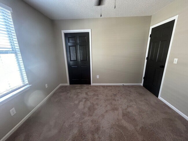 Building Photo - 25 Oak Lake Ct