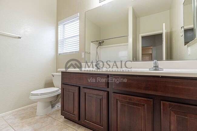 Building Photo - 883 E Powell Way