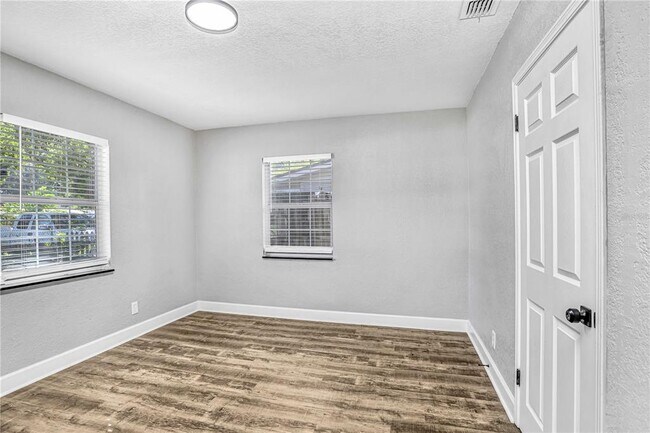 Building Photo - 223 Pinehurst Dr