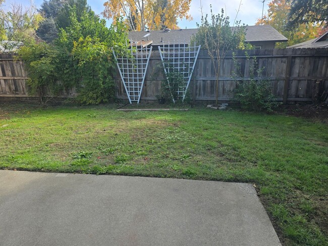 Building Photo - 3 bed 2 bath Single Home for Rent in Grants Pass