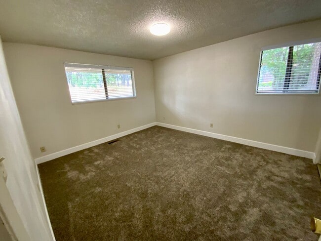 Building Photo - Nicely Renovated 2 Bedroom, 1 Bath Duplex ...
