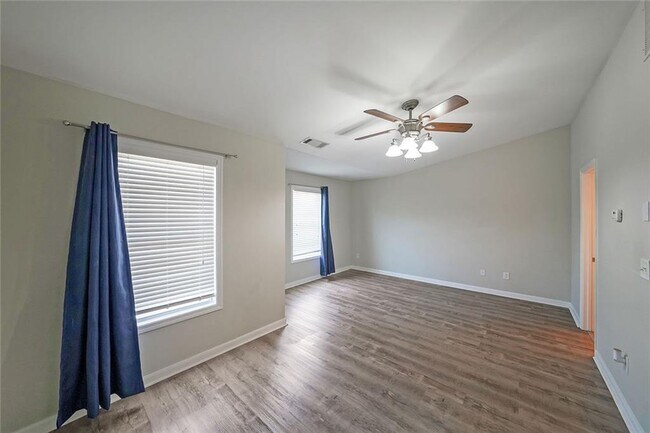 Building Photo - 2062 Lakeshore Overlook Dr