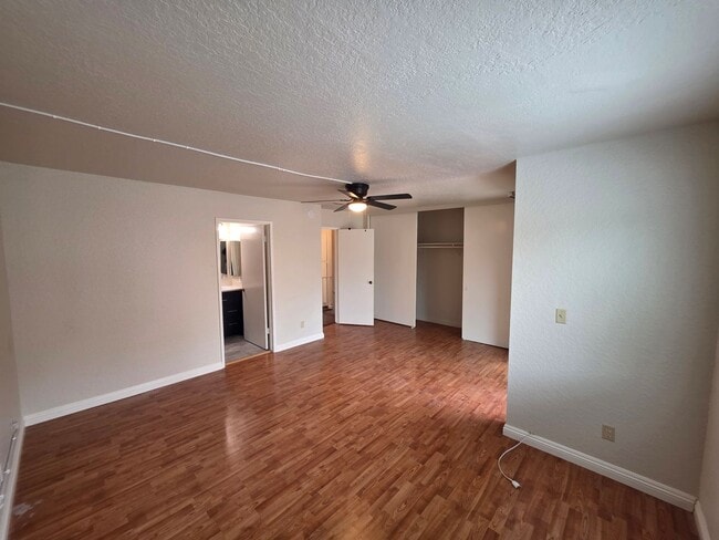 Building Photo - Beautiful 3 Bed, 2 Bath condo with 2 car garage & laundry