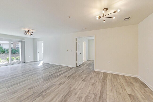 Building Photo - Beautiful - Ground Floor 3/2 condo in CROWN FARM