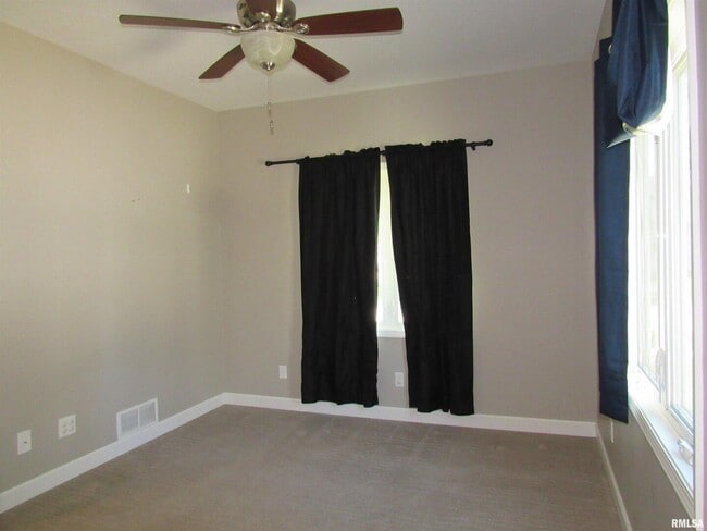 Building Photo - 405 E Palace Row