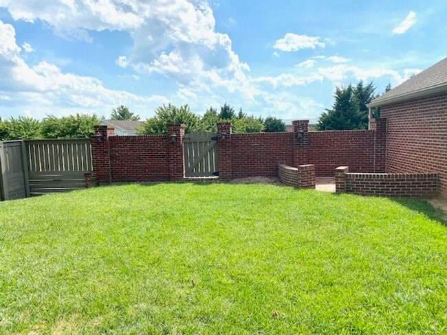 Building Photo - JUST REDUCED!!  Gorgeous 3 Bedroom Renovat...