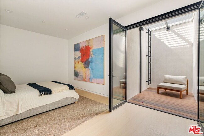 Building Photo - 822 Superba Ave