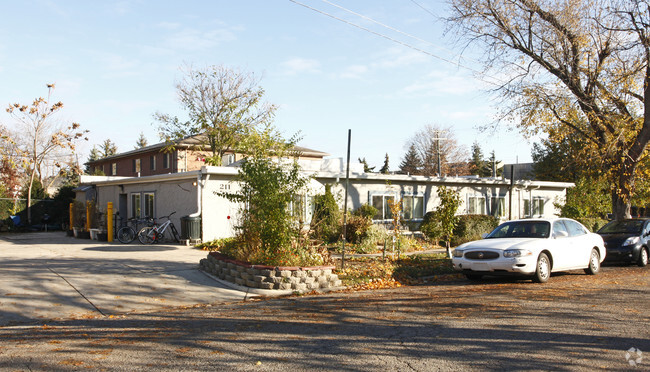 Primary Photo - 211 E Davis Ave