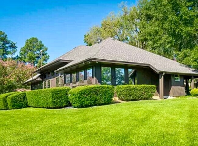 Building Photo - 815 Montreal Dr