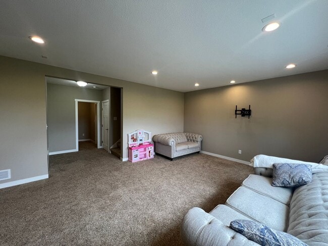 Building Photo - Beautiful 5-bed, 3.5-bath Single Family Home!
