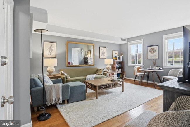 Building Photo - 7 Russell Rd