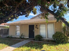 Building Photo - Manteca 2 Bedroom 1 Bathroom Duplex