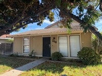 Building Photo - Manteca 2 Bedroom 1 Bathroom Duplex