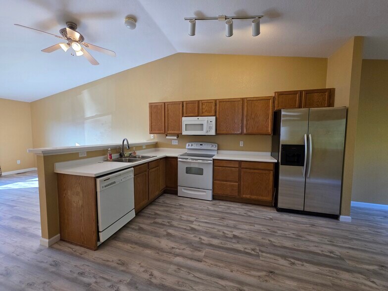 Building Photo - 8116 Eagleview Dr