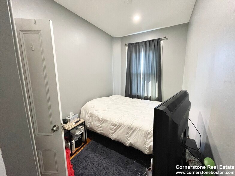 Building Photo - 18 Sunset St