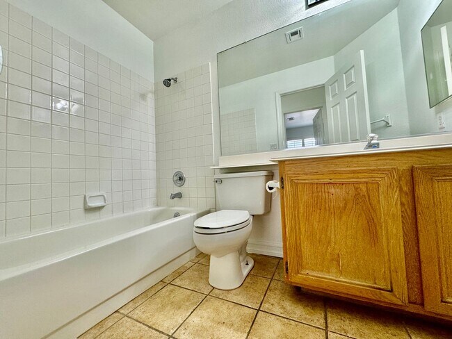 Building Photo - Charming 2 bedroom home in northwest. Very open floorplan.