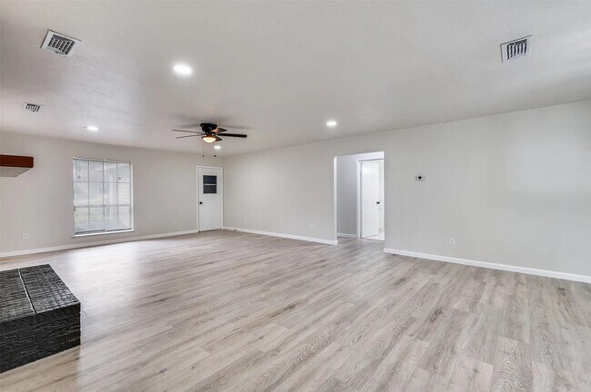 Building Photo - 9704 Leland Ln
