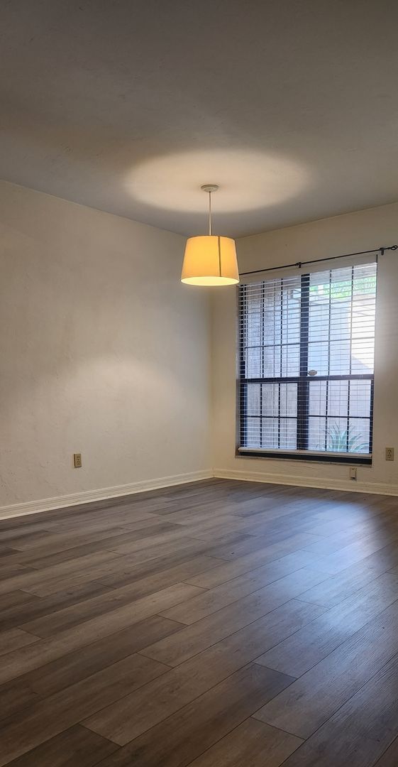 Building Photo - { ROCKWOOD VILLAS } 2/2 Town House Close t...
