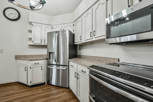 Building Photo - 1108 Redwood Dr