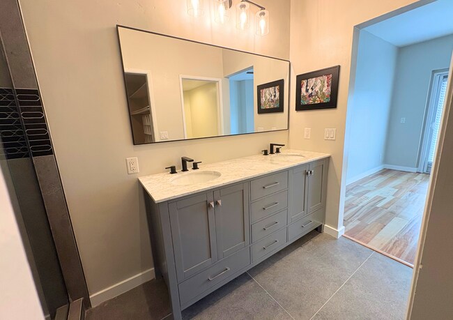 Building Photo - 3952 Richmond St