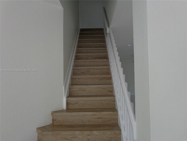 Building Photo - 991 Crestview Cir