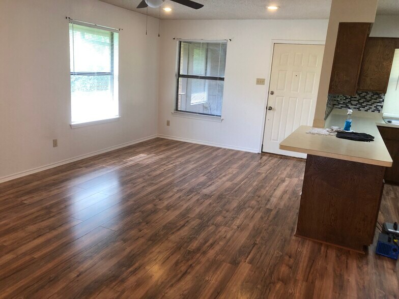 Building Photo - 313 Shady Grove Dr