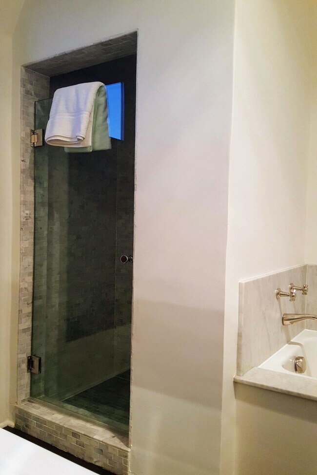 Building Photo - 316 N Rossmore Ave