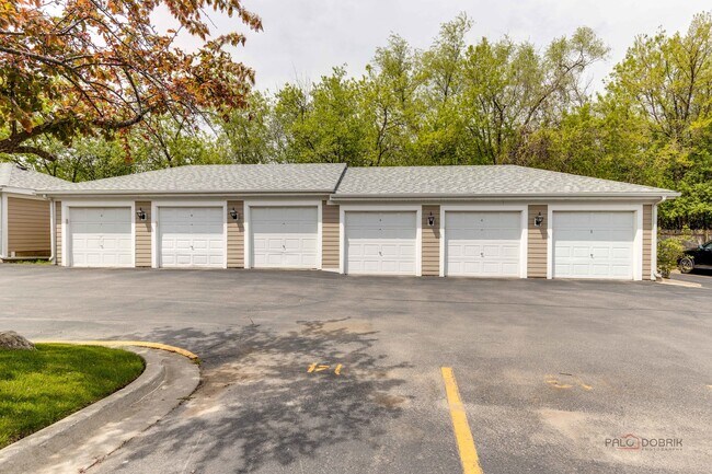 Building Photo - 142 E Winchester Rd
