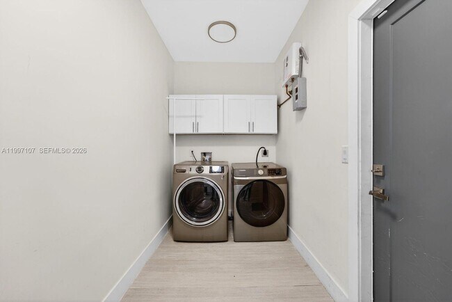 Building Photo - 1126 NE 16th Ct