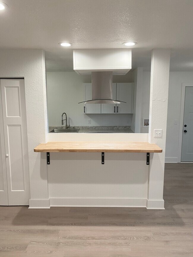 Building Photo - 5062 Amy Dr