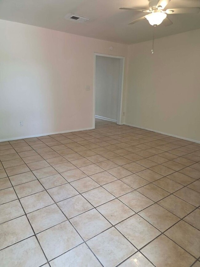Building Photo - 2 bed Duplex Unit in NE Pensacola off N Davis Highway