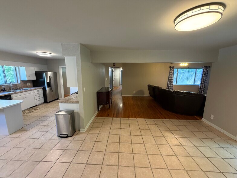 Building Photo - 2332 N Gooseberry Ln