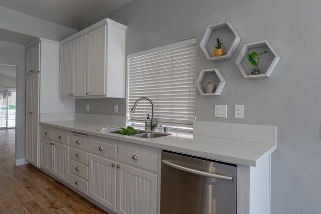 Building Photo - 27263 Family Cir