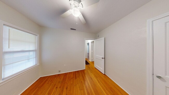 Building Photo - Charming 2 Bedroom/ 1 Bathroom Home with D...