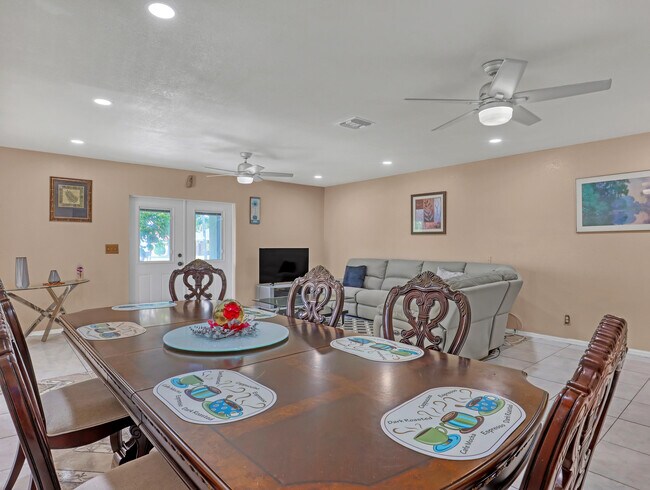 Building Photo - 1950 Wisteria St