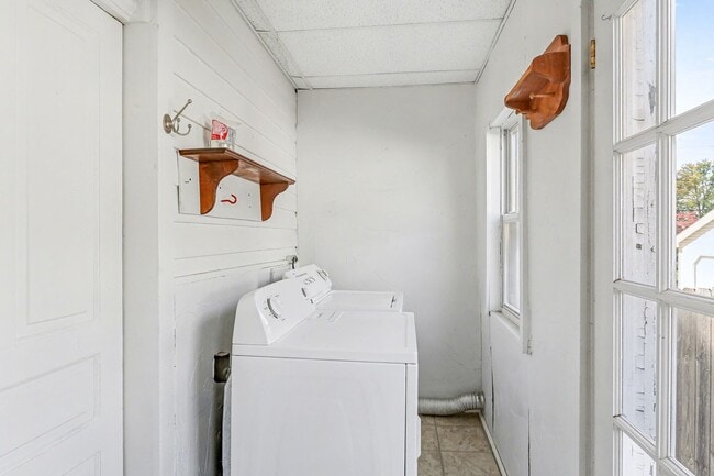 Building Photo - Three bedroom, 1.5 bath duplex