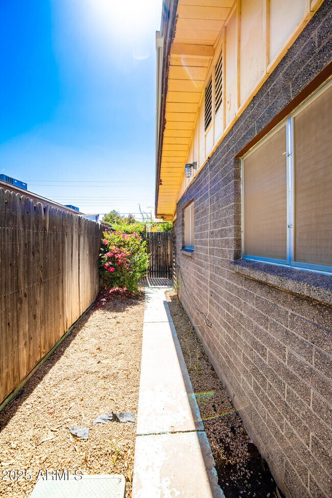 Building Photo - 2016 S Granada Dr