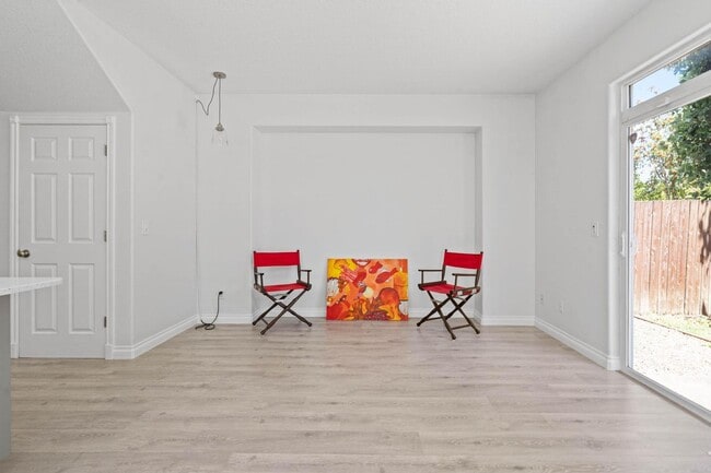 Building Photo - Lovely 3-bdrm/2-bath thin house in Portsmouth. Fenced backyard w/ deck, 1-car garage