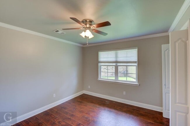 Building Photo - 425 Plaza Cir