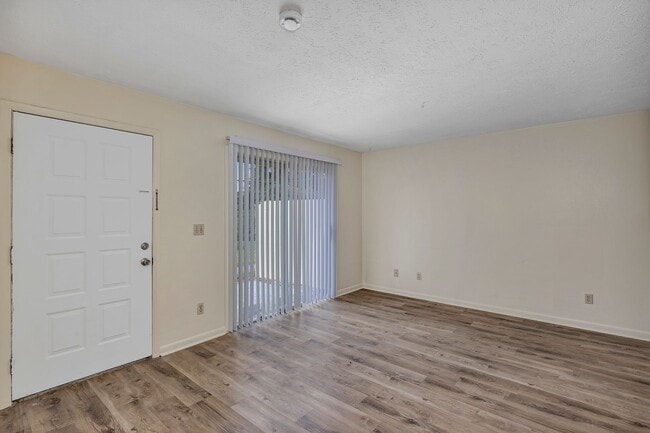 Building Photo - Charming 2-Bedroom Apartment for Rent – Great Location in Ocala! Deposit-Free Move-In Available t...