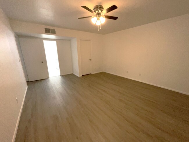 Building Photo - Eastside townhome completely remodeled, he...