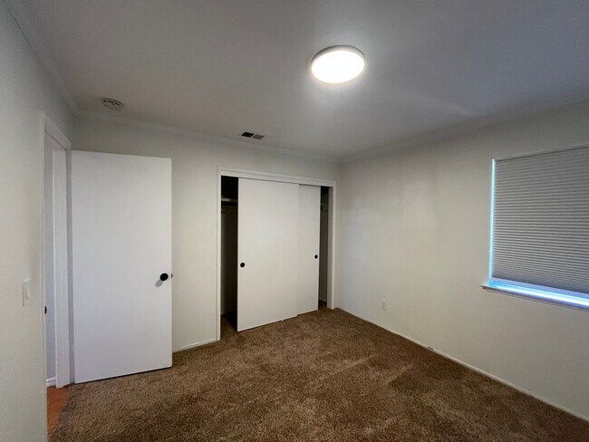 Building Photo - 354 Woodbridge St